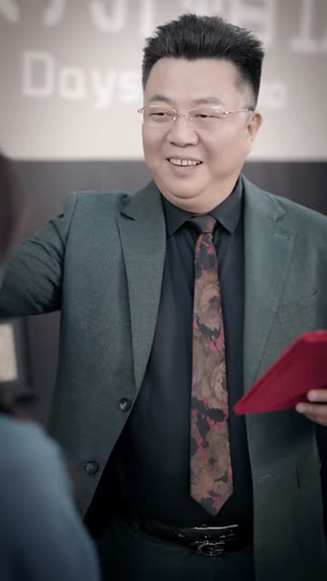 在澳门念书的女儿回村了（76集）最火的短剧